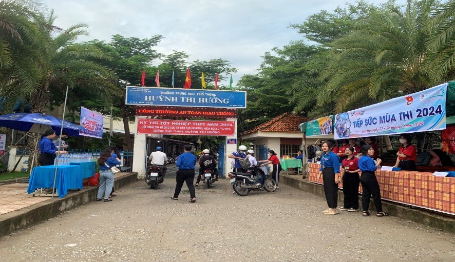 Đồng hành cùng các em học sinh trong hai ngày thi tốt nghiệp THPT 27 – 28/6/2024, đoàn viên, thanh niên Thị trấn Hội An phối hợp với Xã Đoàn Bình Phước Xuân, Mỹ An và Đoàn trường THPT Huỳnh Thị Hưởng đã có nhiều hoạt động hỗ trợ các thí sinh tham dự kỳ thi THPT tại Trường THPT Huỳnh Thị Hưởng.