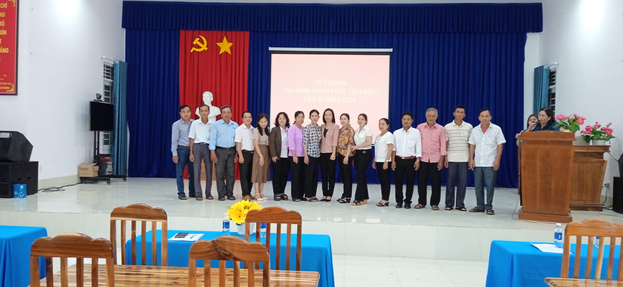 Đến dự có đồng chí Hồng Tú Vân- Phó Bí thư Đảng ủy, đồng chí Lâm Tuấn Tài - Phó Chủ tịch UBND thị trấn, các Ban ngành đoàn thể, các Khóm cùng 20 gia đình văn hóa tiêu biểu của 10 Khóm.
