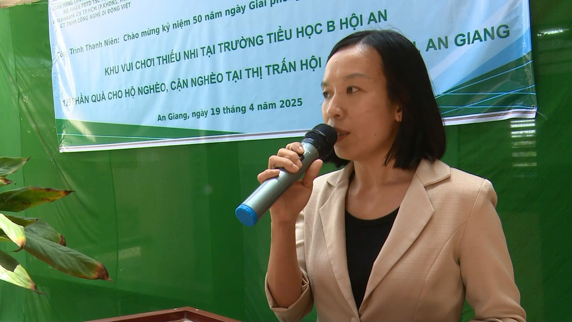 Bà Hồng Tú Vân, Chủ tịch UBND thị trấn phát biểu tại buổi lễ